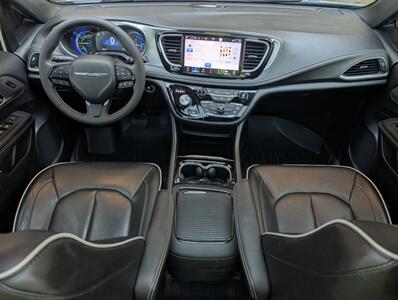 2023 Chrysler Pacifica Plug-In Hybrid Limited - Photo 3 - Bountiful, UT 84010