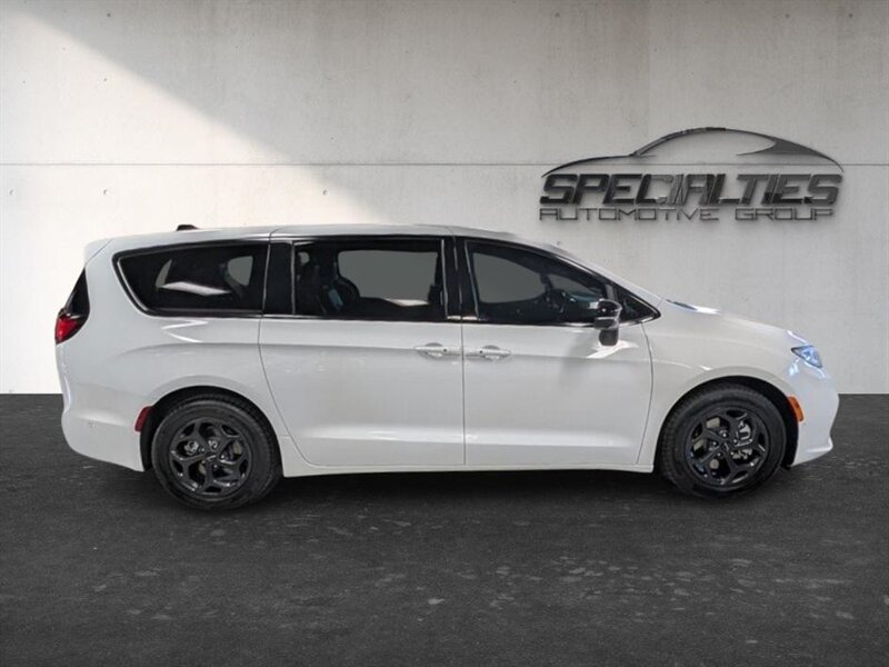 2023 Chrysler Pacifica Plug-In Hybrid Limited - Photo 11 - Bountiful, UT 84010