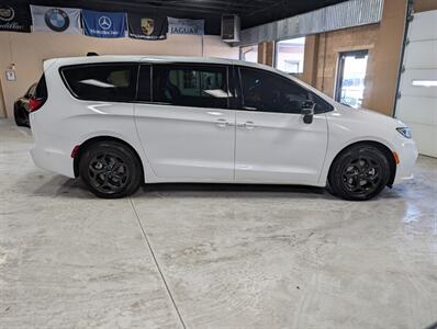 2023 Chrysler Pacifica Plug-In Hybrid Limited - Photo 11 - Bountiful, UT 84010