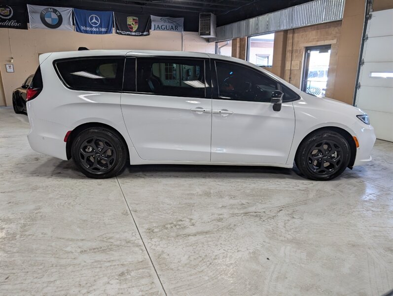 2023 Chrysler Pacifica Plug-In Hybrid Limited - Photo 11 - Bountiful, UT 84010