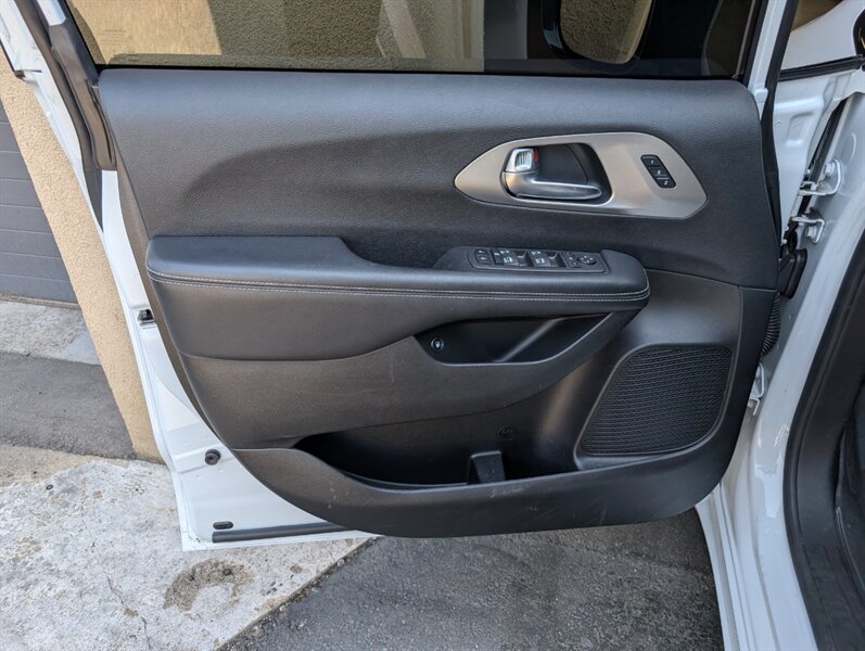 2023 Chrysler Pacifica Plug-In Hybrid Limited - Photo 17 - Bountiful, UT 84010