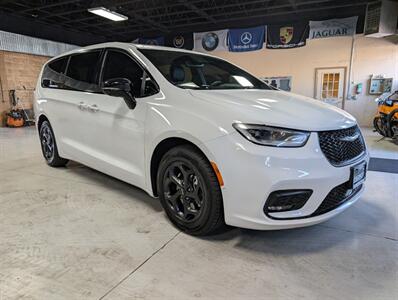 2023 Chrysler Pacifica Plug-In Hybrid Limited Van