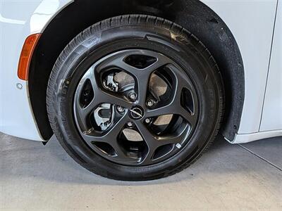 2023 Chrysler Pacifica Plug-In Hybrid Limited - Photo 15 - Bountiful, UT 84010