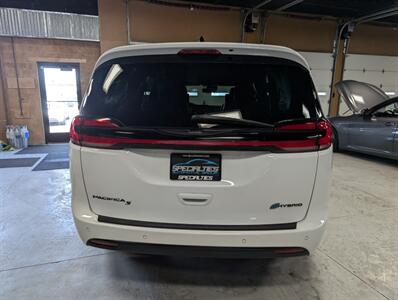 2023 Chrysler Pacifica Plug-In Hybrid Limited - Photo 9 - Bountiful, UT 84010