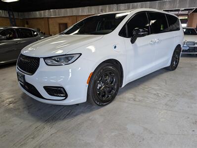 2023 Chrysler Pacifica Plug-In Hybrid Limited - Photo 5 - Bountiful, UT 84010