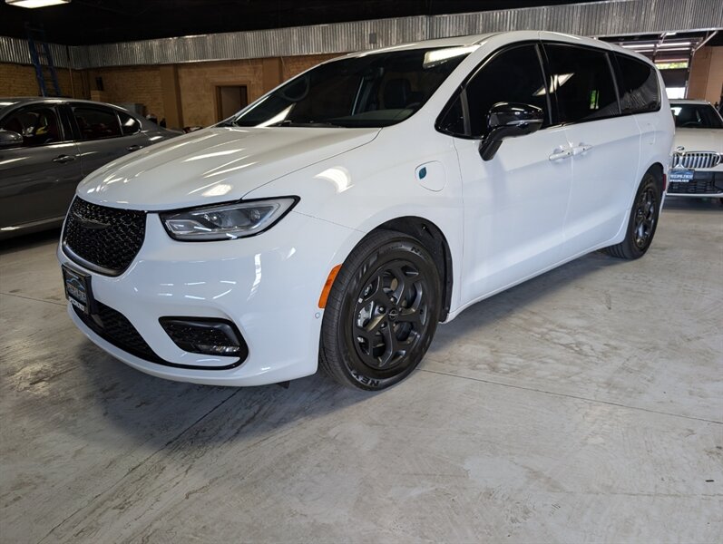 2023 Chrysler Pacifica Plug-In Hybrid Limited - Photo 5 - Bountiful, UT 84010