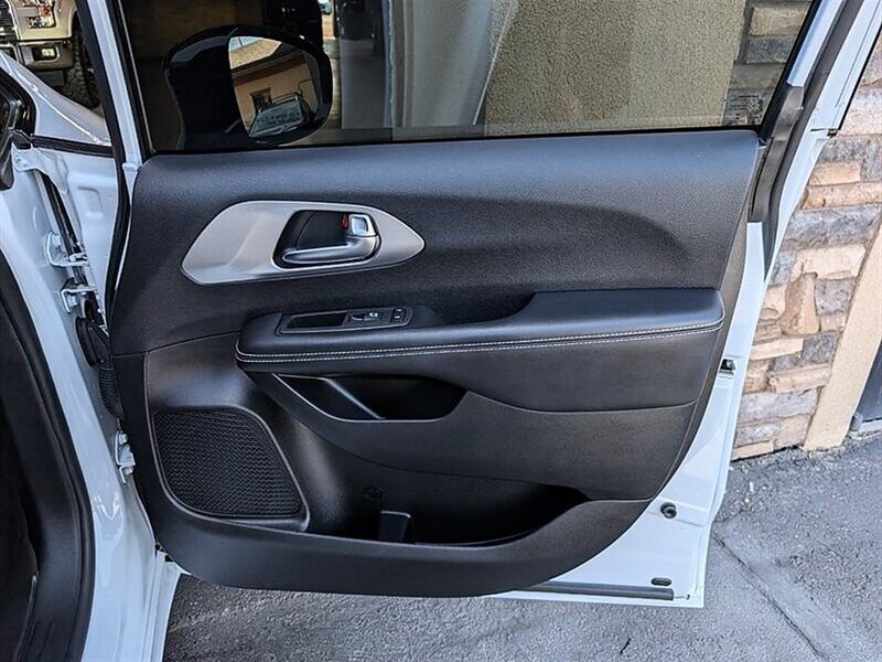 2023 Chrysler Pacifica Plug-In Hybrid Limited - Photo 30 - Bountiful, UT 84010