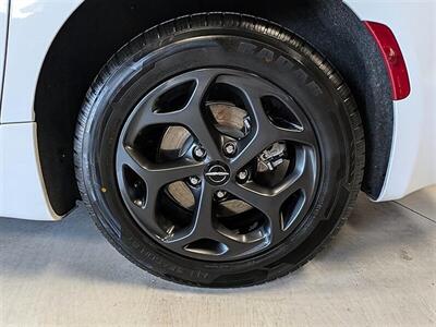 2023 Chrysler Pacifica Plug-In Hybrid Limited - Photo 14 - Bountiful, UT 84010