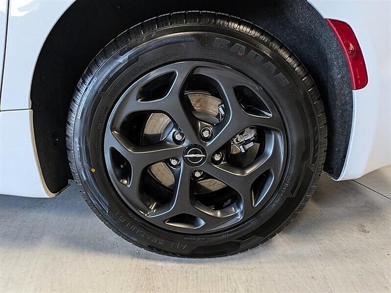 2023 Chrysler Pacifica Plug-In Hybrid Limited - Photo 14 - Bountiful, UT 84010