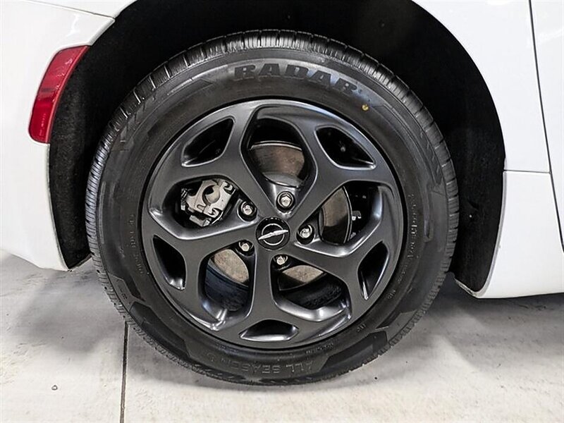 2023 Chrysler Pacifica Plug-In Hybrid Limited - Photo 13 - Bountiful, UT 84010