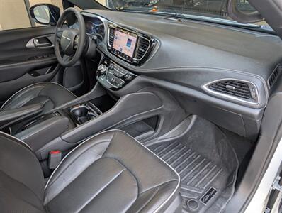 2023 Chrysler Pacifica Plug-In Hybrid Limited - Photo 4 - Bountiful, UT 84010