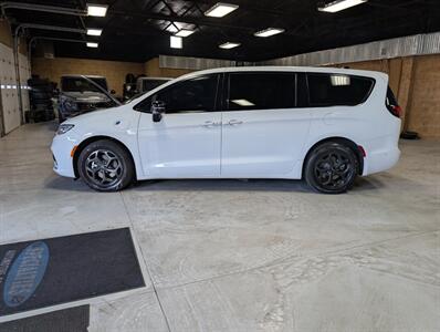 2023 Chrysler Pacifica Plug-In Hybrid Limited - Photo 7 - Bountiful, UT 84010