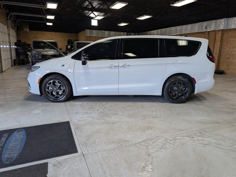 2023 Chrysler Pacifica Plug-In Hybrid Limited - Photo 7 - Bountiful, UT 84010