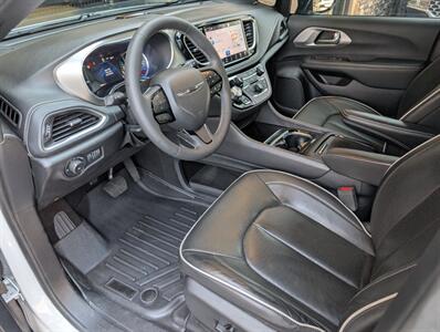 2023 Chrysler Pacifica Plug-In Hybrid Limited - Photo 2 - Bountiful, UT 84010