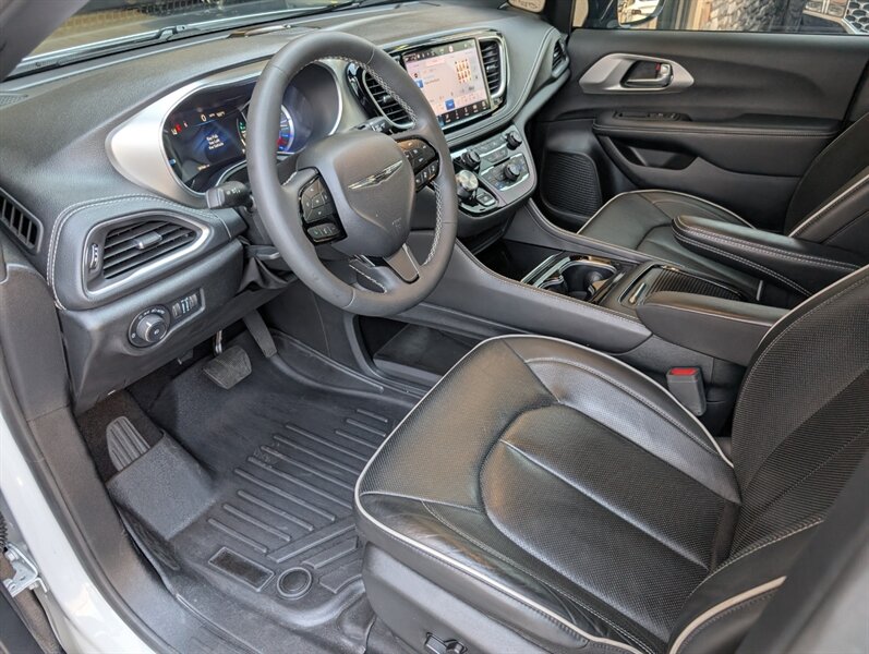 2023 Chrysler Pacifica Plug-In Hybrid Limited - Photo 2 - Bountiful, UT 84010