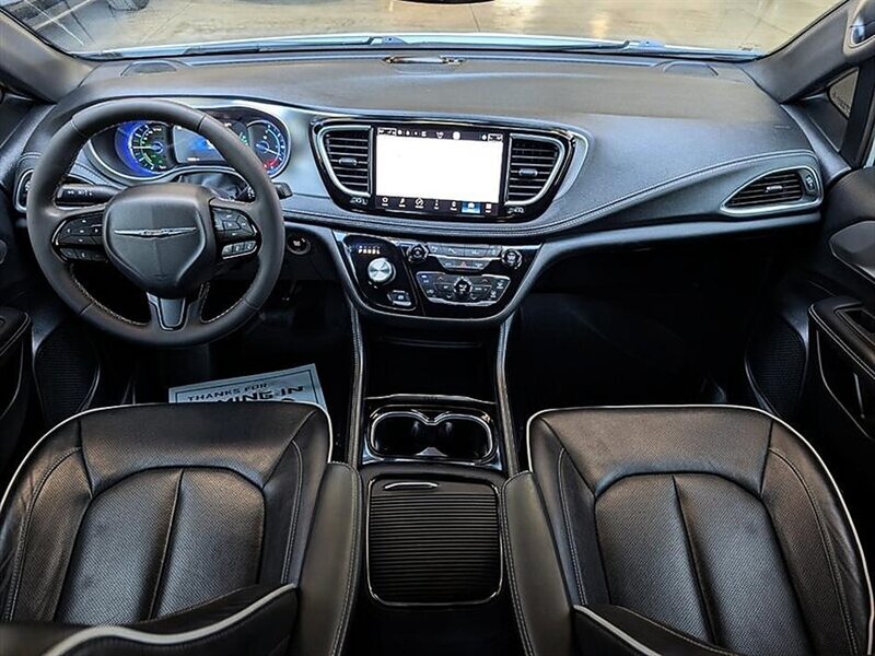 2023 Chrysler Pacifica Plug-In Hybrid Limited - Photo 3 - Bountiful, UT 84010