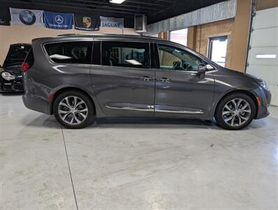 2017 Chrysler Pacifica Limited - Photo 11 - Bountiful, UT 84010