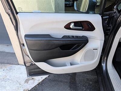 2017 Chrysler Pacifica Limited   - Photo 18 - Bountiful, UT 84010