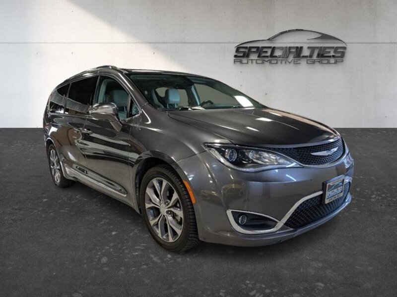 2017 Chrysler Pacifica Limited's photo