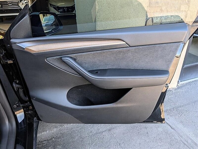 2023 Tesla Model Y Long Range 7-Passenger w/ Hardware 4 & Acceleration Boost - Photo 30 - Bountiful, UT 84010