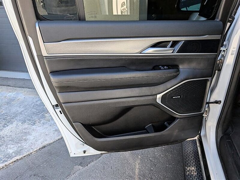 2025 Jeep Wagoneer L Series II - Photo 25 - Bountiful, UT 84010