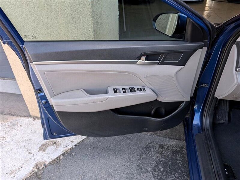 2020 Hyundai ELANTRA SEL  ***Hail Damage*** - Photo 18 - Bountiful, UT 84010