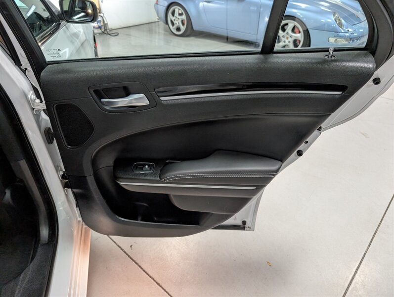 2022 Chrysler 300 Series S V6 - Photo 29 - Bountiful, UT 84010