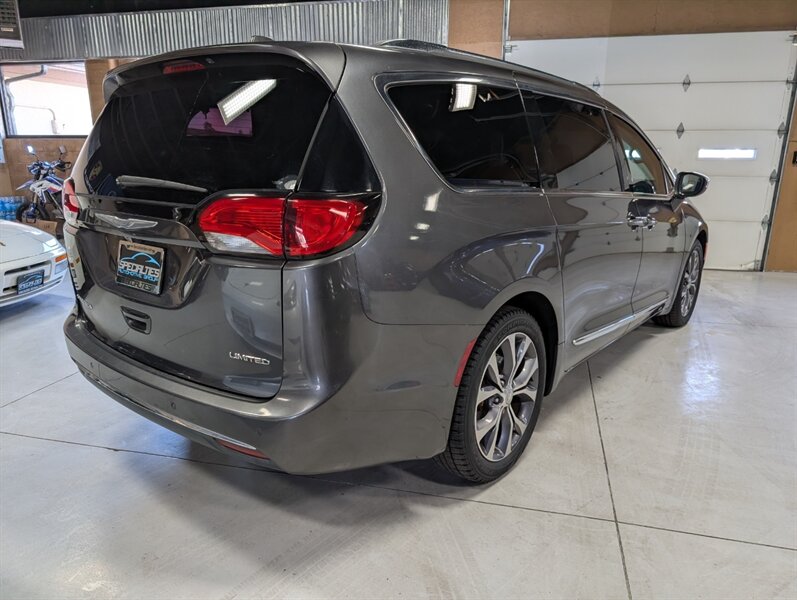 2017 Chrysler Pacifica Limited - Photo 10 - Bountiful, UT 84010