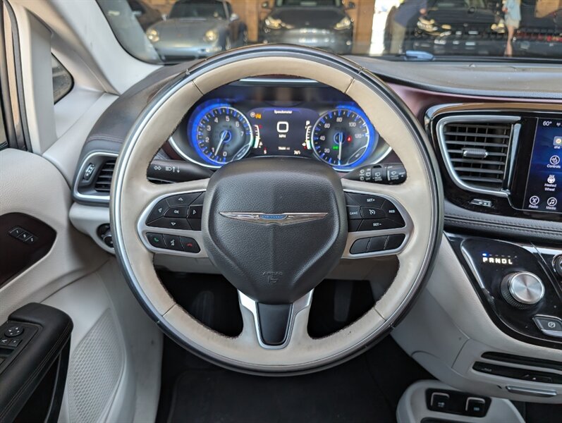 2017 Chrysler Pacifica Limited - Photo 19 - Bountiful, UT 84010