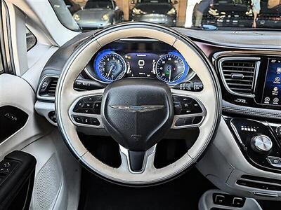 2017 Chrysler Pacifica Limited   - Photo 18 - Bountiful, UT 84010