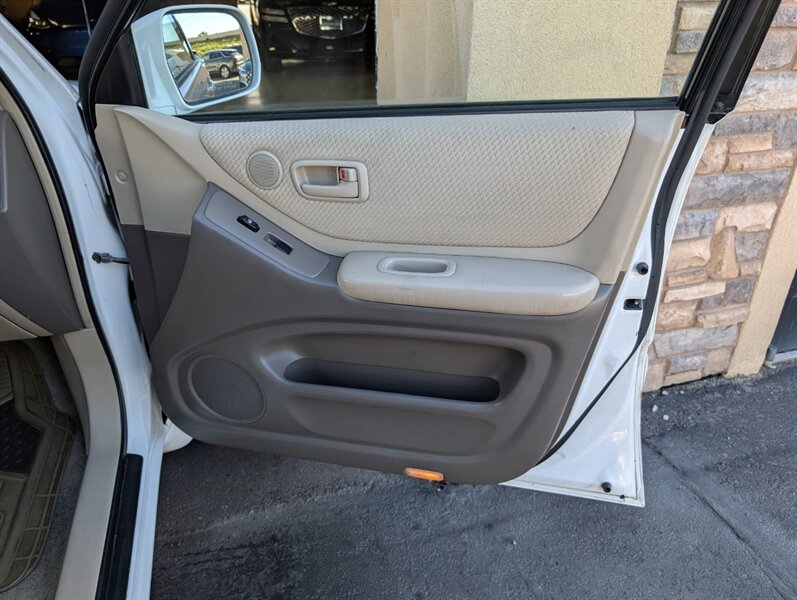 2004 Toyota Highlander AWD 7-Passenger - Photo 29 - Bountiful, UT 84010