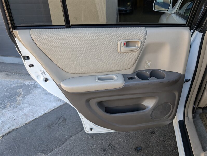 2004 Toyota Highlander AWD 7-Passenger - Photo 22 - Bountiful, UT 84010