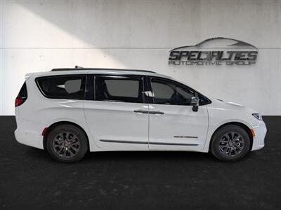 2024 Chrysler Pacifica Plug-In Hybrid Road Tripper   - Photo 11 - Bountiful, UT 84010
