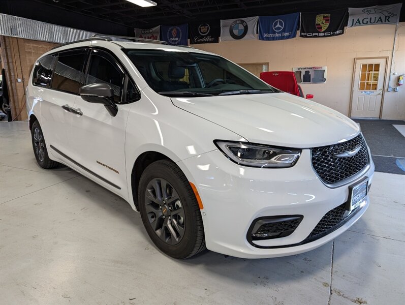 2024 Chrysler Pacifica Plug-In Hybrid Road Tripper  