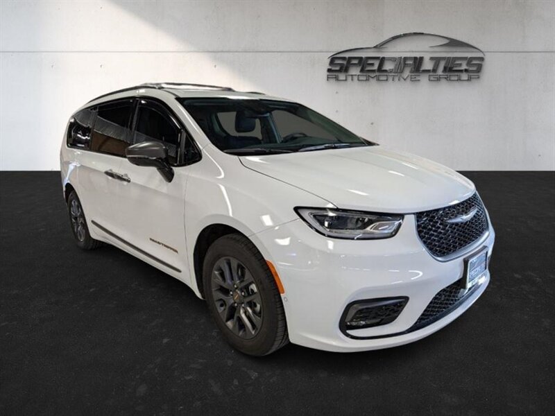 2024 Chrysler Pacifica Plug-In Hybrid Road Tripper  