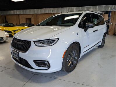 2024 Chrysler Pacifica Plug-In Hybrid Road Tripper   - Photo 5 - Bountiful, UT 84010