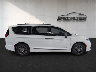 2024 Chrysler Pacifica Plug-In Hybrid Road Tripper   - Photo 11 - Bountiful, UT 84010