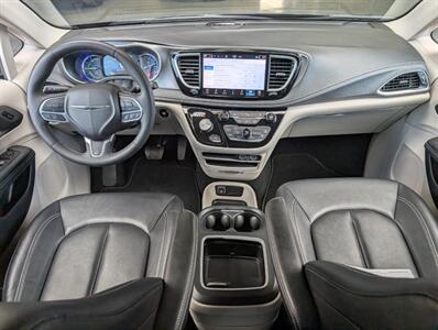 2024 Chrysler Pacifica Plug-In Hybrid Select - Photo 3 - Bountiful, UT 84010