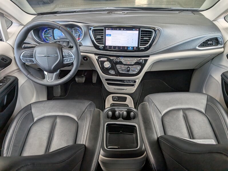 2024 Chrysler Pacifica Plug-In Hybrid Select - Photo 3 - Bountiful, UT 84010