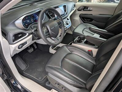 2024 Chrysler Pacifica Plug-In Hybrid Select - Photo 2 - Bountiful, UT 84010