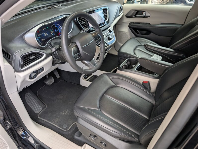 2024 Chrysler Pacifica Plug-In Hybrid Select - Photo 2 - Bountiful, UT 84010