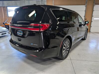 2024 Chrysler Pacifica Plug-In Hybrid Select - Photo 10 - Bountiful, UT 84010