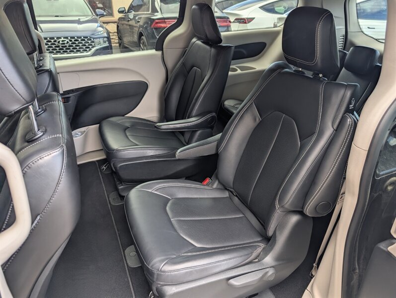 2024 Chrysler Pacifica Plug-In Hybrid Select - Photo 25 - Bountiful, UT 84010
