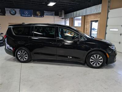 2024 Chrysler Pacifica Plug-In Hybrid Select - Photo 11 - Bountiful, UT 84010