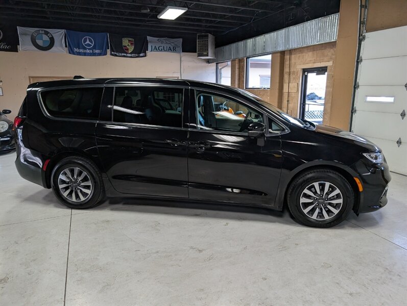 2024 Chrysler Pacifica Plug-In Hybrid Select - Photo 11 - Bountiful, UT 84010