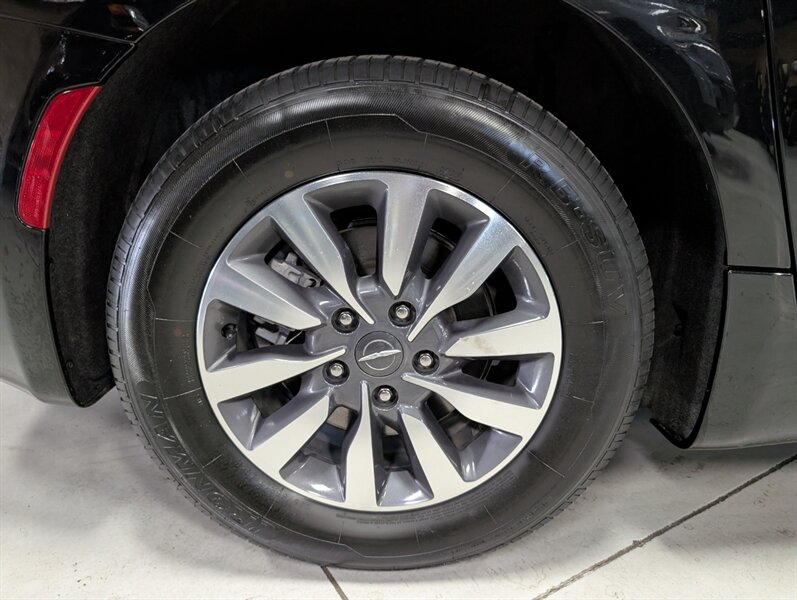 2024 Chrysler Pacifica Plug-In Hybrid Select - Photo 13 - Bountiful, UT 84010