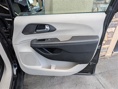 2024 Chrysler Pacifica Plug-In Hybrid Select - Photo 30 - Bountiful, UT 84010