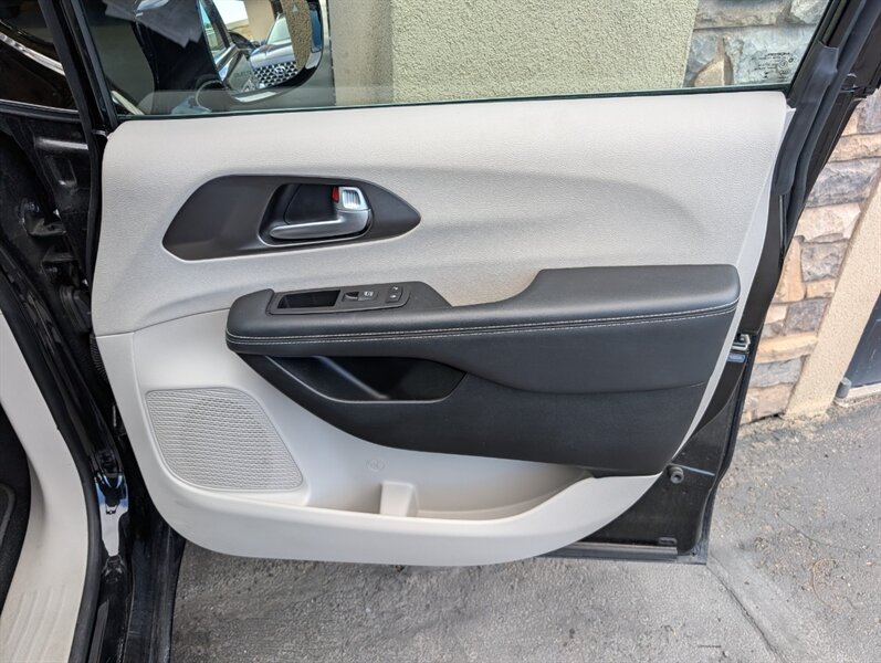 2024 Chrysler Pacifica Plug-In Hybrid Select - Photo 30 - Bountiful, UT 84010