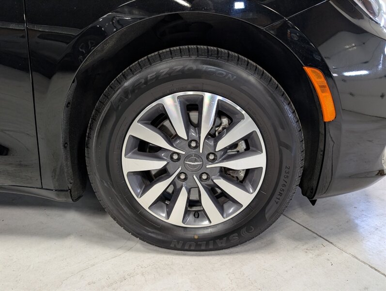 2024 Chrysler Pacifica Plug-In Hybrid Select - Photo 12 - Bountiful, UT 84010