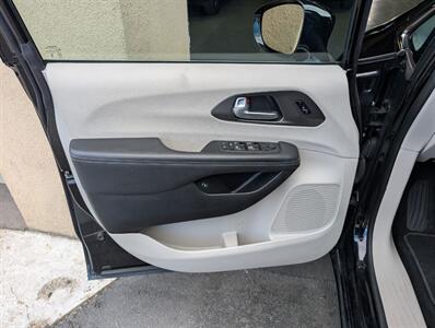 2024 Chrysler Pacifica Plug-In Hybrid Select - Photo 18 - Bountiful, UT 84010
